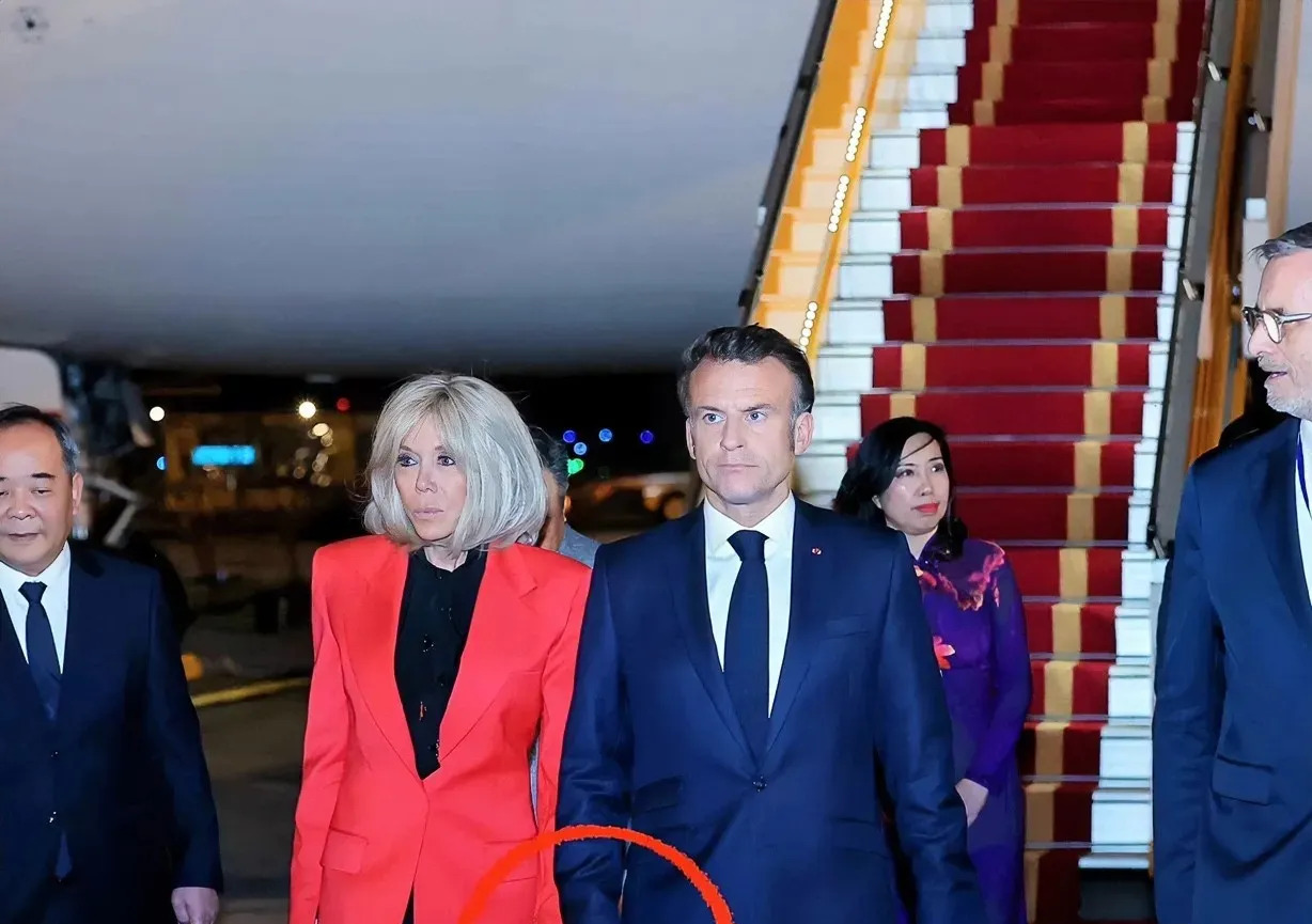 法国总统夫人被曝打马克龙











天啊！法国第一夫人布丽吉特，竟然
