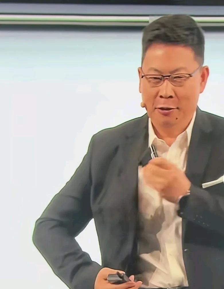 友商都被余承东整怕了，
一上舞台就知道又要从口袋里摸出新的产品，
然后用着带点嗑