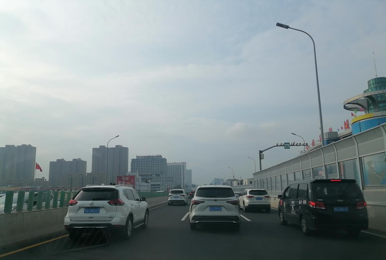 我是不是有点“二”啊？
每月59元套餐，只有10G手机流量，已经用了很多年了。