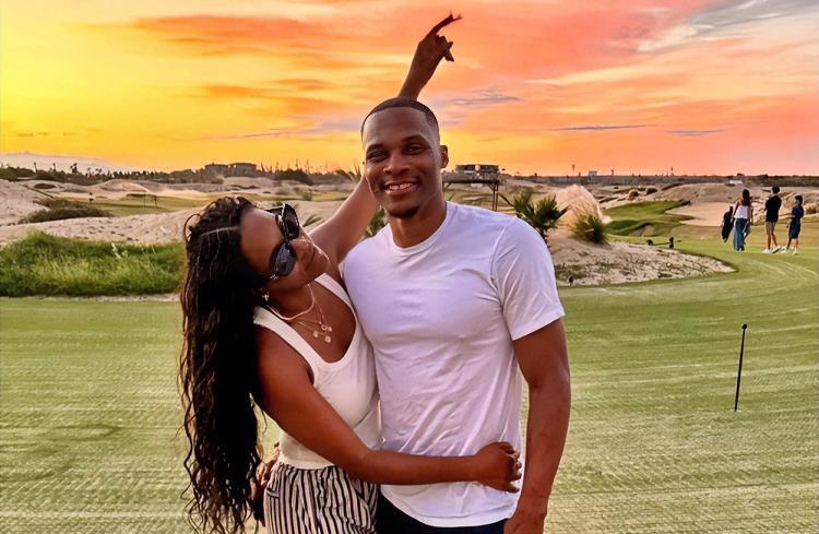 哈登：二哥，最近大哥说他生涯最好的前五队友竟然没有你呢？？？
威少：没关系，他抱