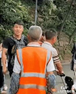 贵阳的黔灵山，猴子猖獗，有几次已经冲进居民区了。
为了游客的安全，公园方招募了一