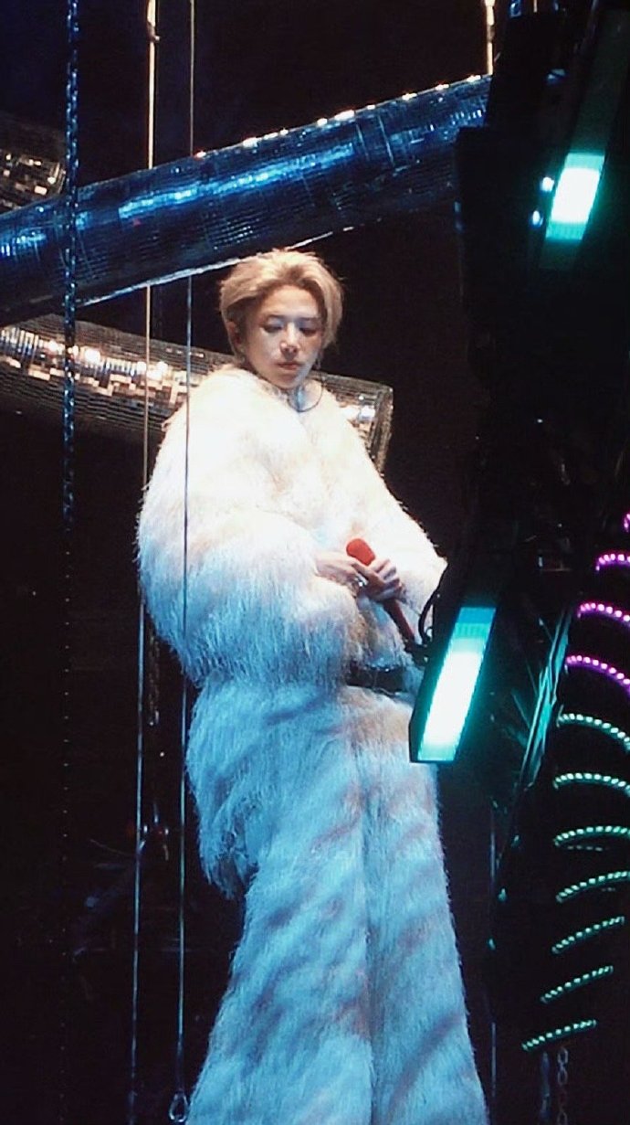 华晨宇气场全开！举手投足尽是年轻家主的霸气，眼神里的运筹帷幄藏不住，这pose这