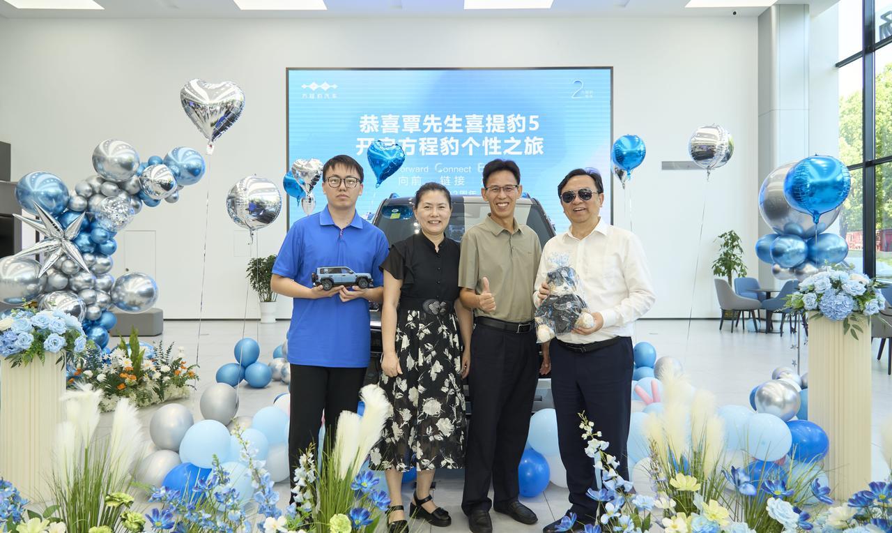 总裁亲自给你轿车，这面子给足了吧！
8月22~25日，比亚迪总裁王传福带领集团高
