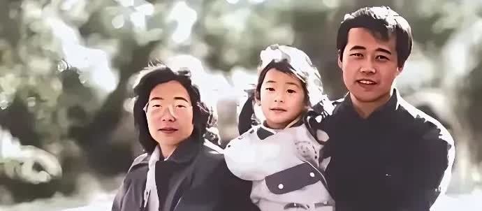 这是王石与前妻和现在妻子一家三口的照片，发现王石越来越时尚了，而且人也精神了很多