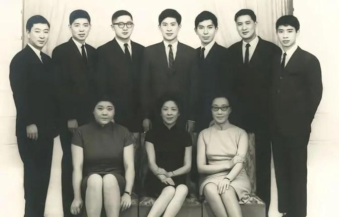 这是白崇禧的7个儿子和3个女儿，一个个都是俊男靓女，颜值非常的高。一个个面满肚圆
