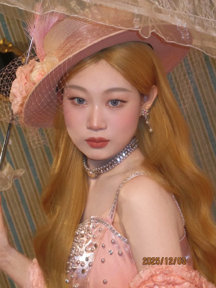 沈佳润今日新造型像油画里走出来的公主
NINA真是越看越漂亮 长得很高级啊 ​​