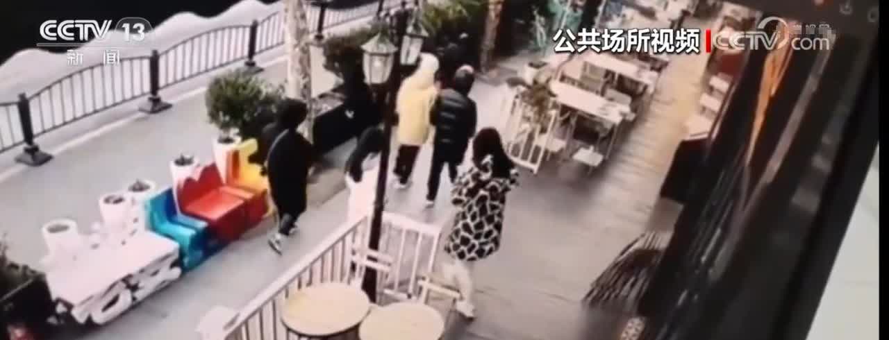 新型“碰瓷”手段？女子走路看手机摔倒后要求索赔。
看起来是顾客自己的责任，可他