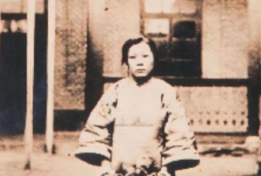 1925年，24岁的青楼女子张素贞正在接客。然而，当她开始宽衣解带时，冰冷的枪口
