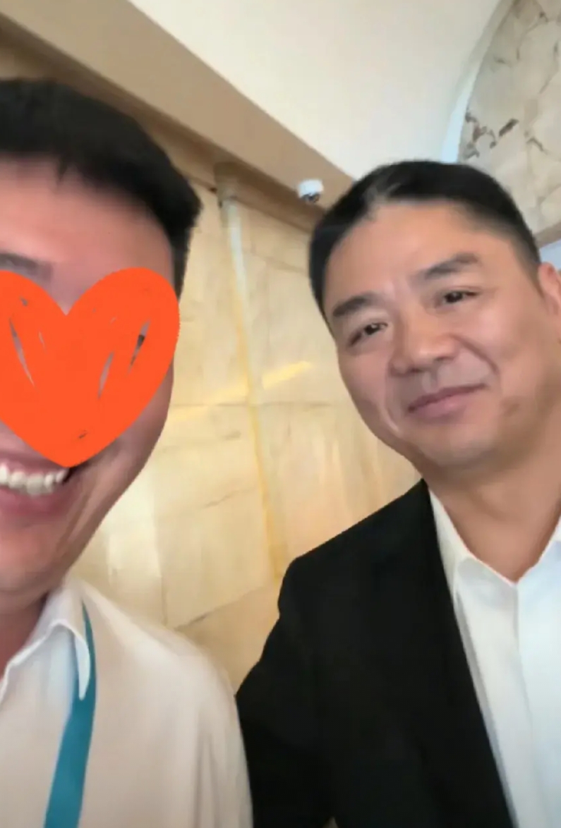刘强东，与大会工作人员合影，随和接地气，不拒绝、很配合，刘强东这气质百搭，穿上外