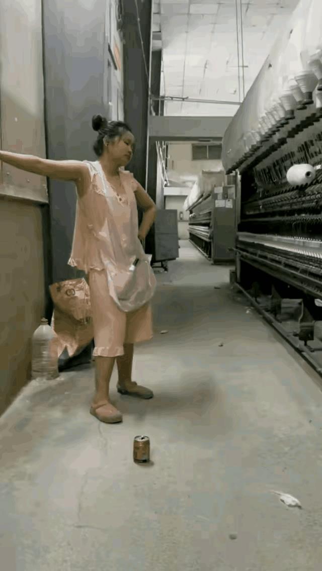 心酸！一纺织女工站在机器旁边打瞌睡，时不时都需要扶墙才能让自己勉强站立起来，都是