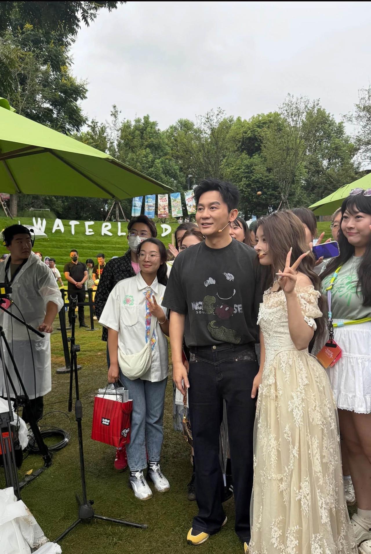 8月29日，有网友在成都麓湖偶遇李晨，他与漂亮小姐姐合影，人真的很随和nice的