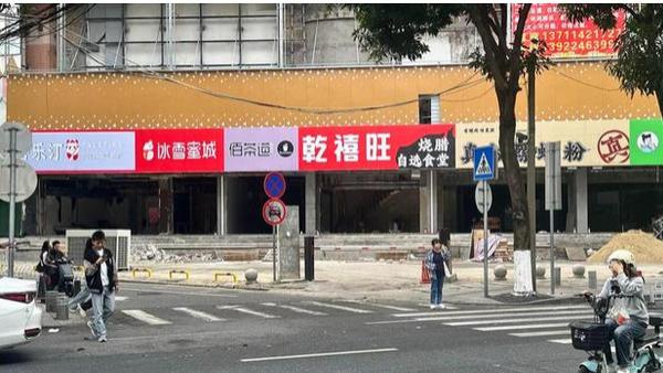 广州街头惊现“山寨”茶饮一条街！消费者直呼：防不胜防