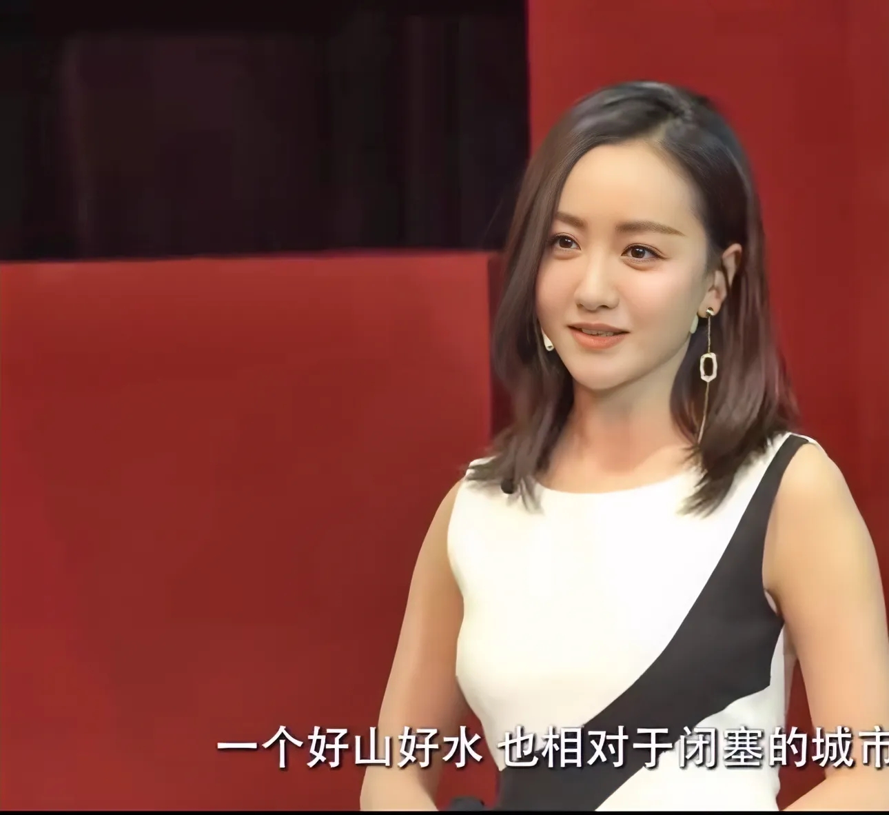 演员杨蓉说，我出生在云南保山，你们知道从云南的山路走到娱乐圈有多难吗？那里有山有