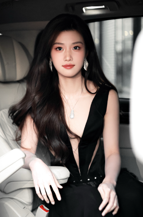 卢昱晓这次的穿搭，还是很大胆的！