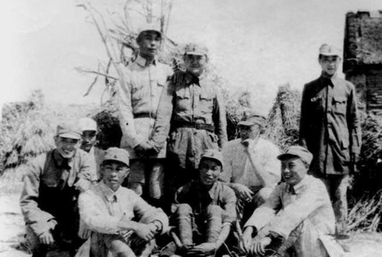 1955年，我军进行首次大授衔，空军修建部部长谷广善被暂授少将军衔。有战友找到他