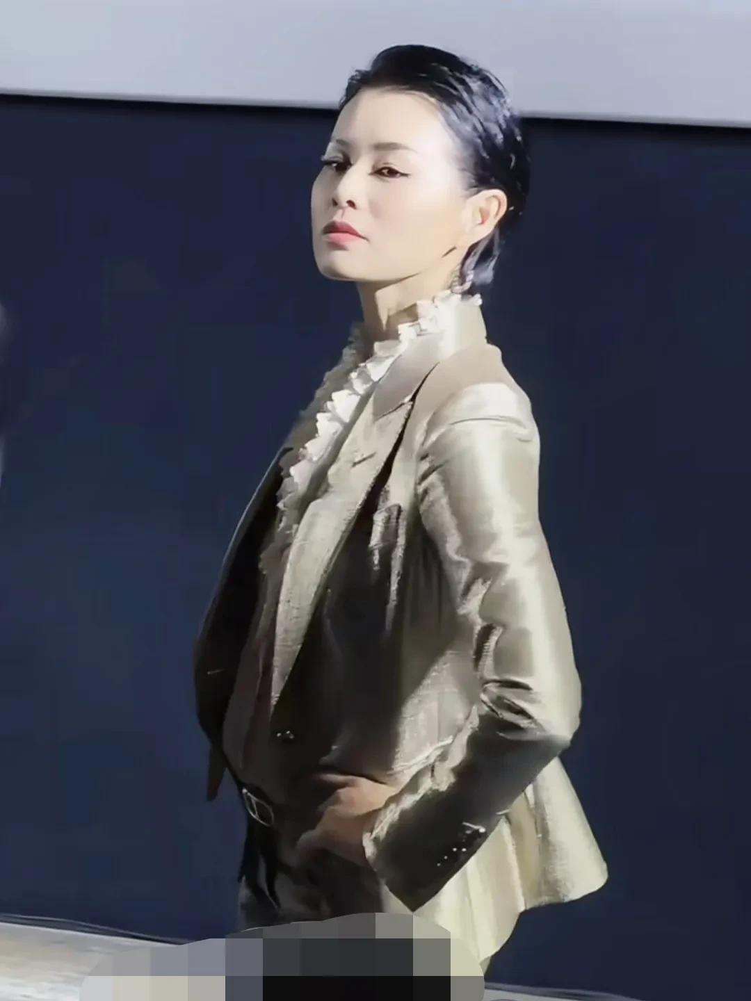 胡杏儿高质量走猫步。4月19日上海FENDI大秀，胡杏儿身披25公斤水晶貂皮压轴