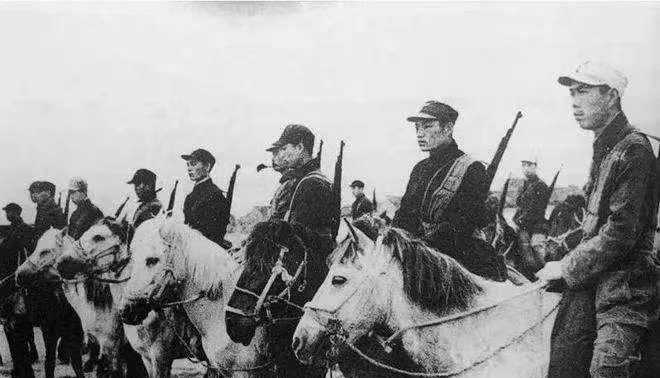 彭雪枫的 “骑兵逆袭记”：吃了亏就建骑兵团，淮海战场追坦克成传奇！
抗战时的敌后