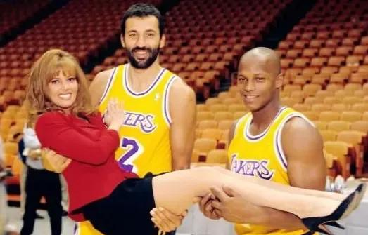 珍妮巴斯65岁了，100亿美元卖湖人正当其时，再等下去不值这个钱。NBA越来越难