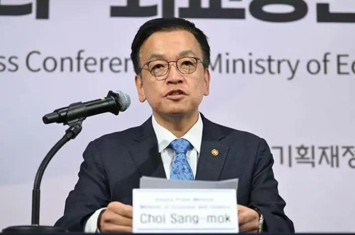 崔相穆彻底站队了！
就在前天，2月14日，崔相穆否决了针对尹锡悦夫妇的明泰均特检