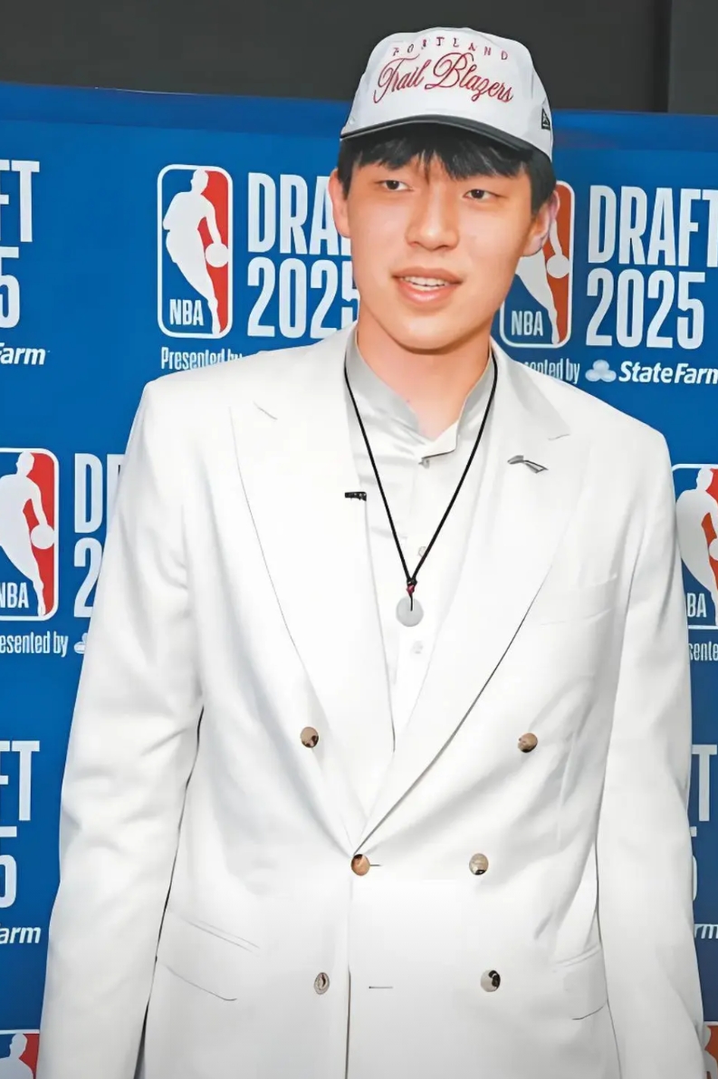 我滴娘嘞！不用8号签选杨瀚森是蔡崇信在NBA永远的错误。
你可真敢说，蔡老板本就