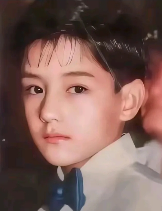 谁的眼力好，能一眼认出这位从小帅到大，的美男子是谁？