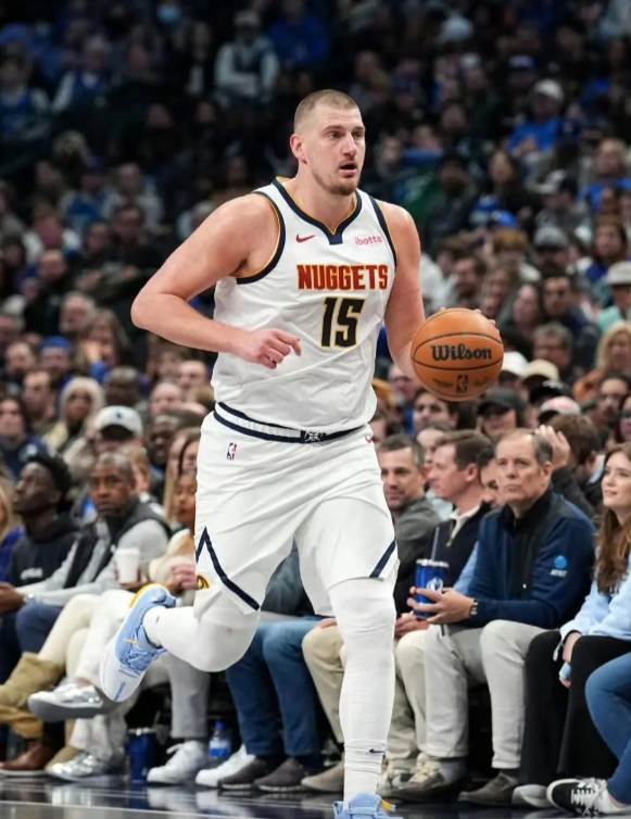 约基奇伤的好啊
这赛季把板凳球员全都激活了，以中锋为轴的阵地战打法虽然还有效，但