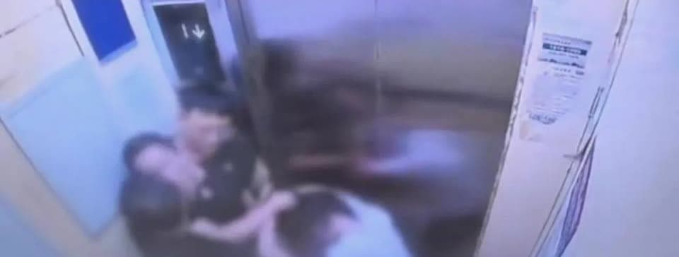 长沙醉酒男子电梯内多次撕扯小女孩的头发

6月19日晚，长沙浏阳一小区电梯内