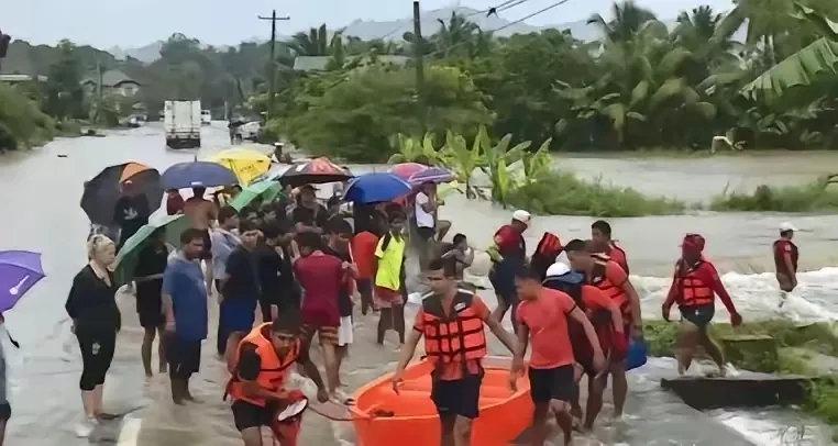 出乎所有人意料！菲律宾遭遇灾情，国际舆论却齐刷刷地把目光投向中国，大呼中国救援队