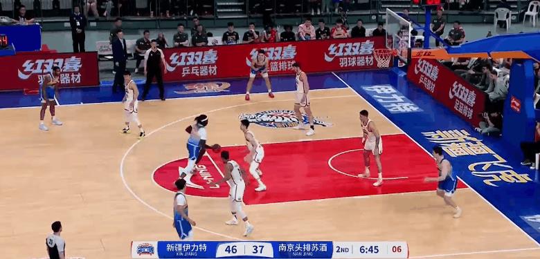 哈雷尔篮下连续打进，谁也挡不住
哈雷尔展现个人能力，这样身板南京对不上，连续扣篮