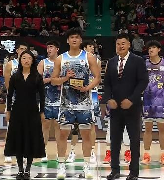 管子煜谈大学生联队战胜CBA星锐二年级，他表示：这场我们打得很好，在这么短的时候