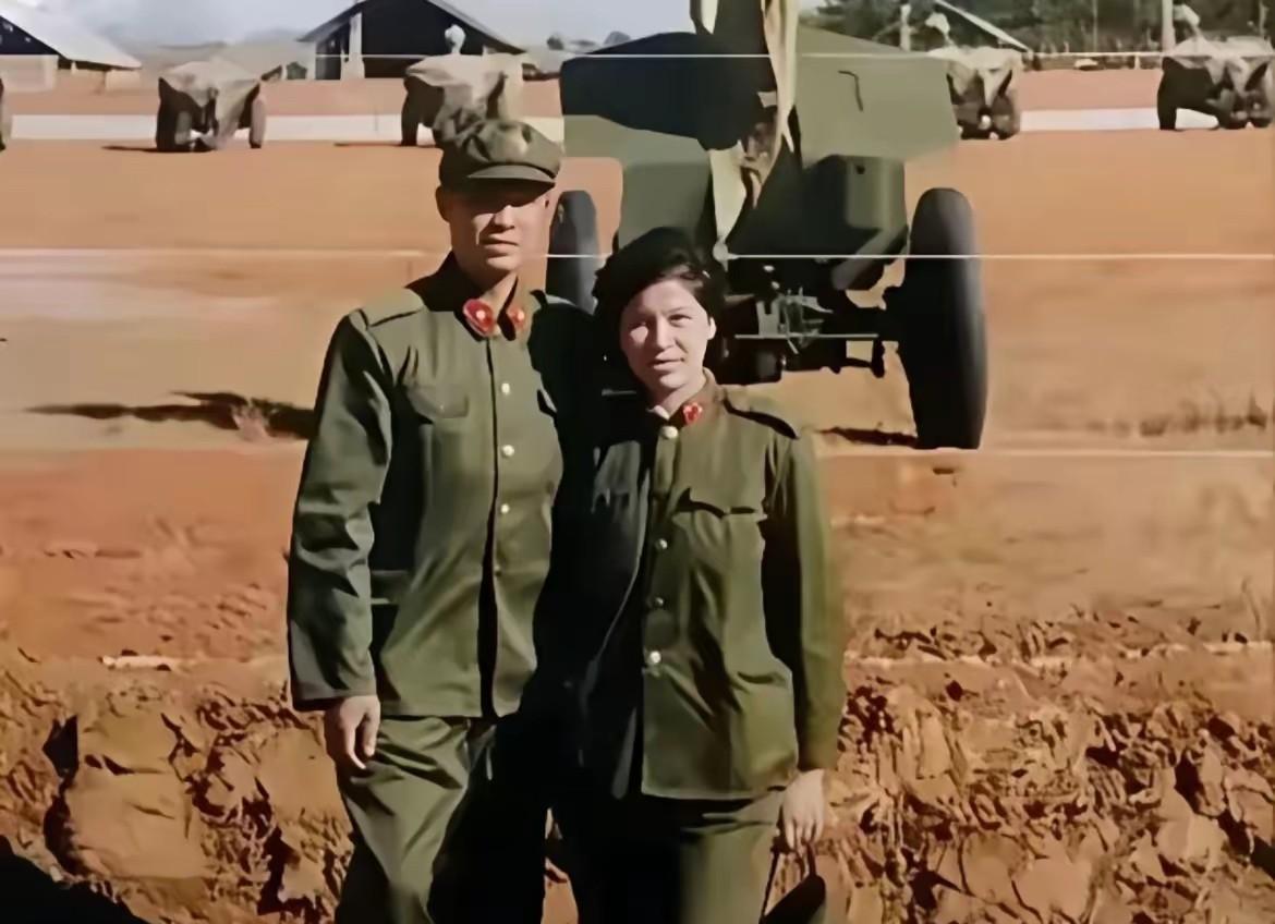 这是1987年两山轮战时，238团副团长王镇疆与妻子身着军装的合影照。
王镇疆是