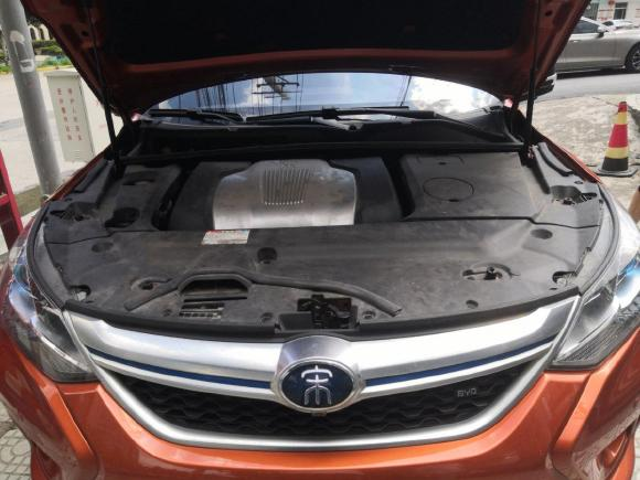 宋ProDmi发动机机舱盖
我想问问比亚迪，为什么宋的各种车型（老款宋，宋Plu