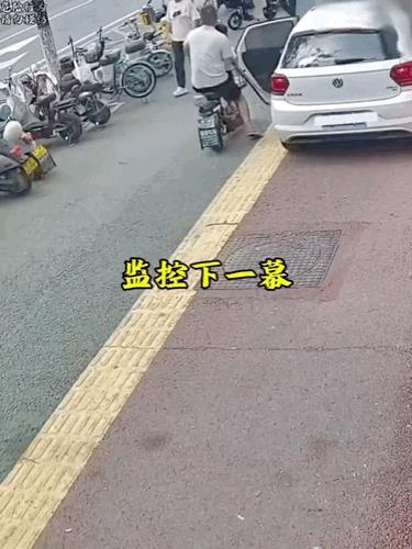 非机动车道停车加开门S，后排这孩子以后长记性了[笑哭]