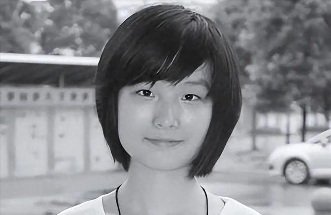 1999年湖北687分文科女状元戴柳，被父亲偷改志愿错失北大，戴柳下定决心从此在