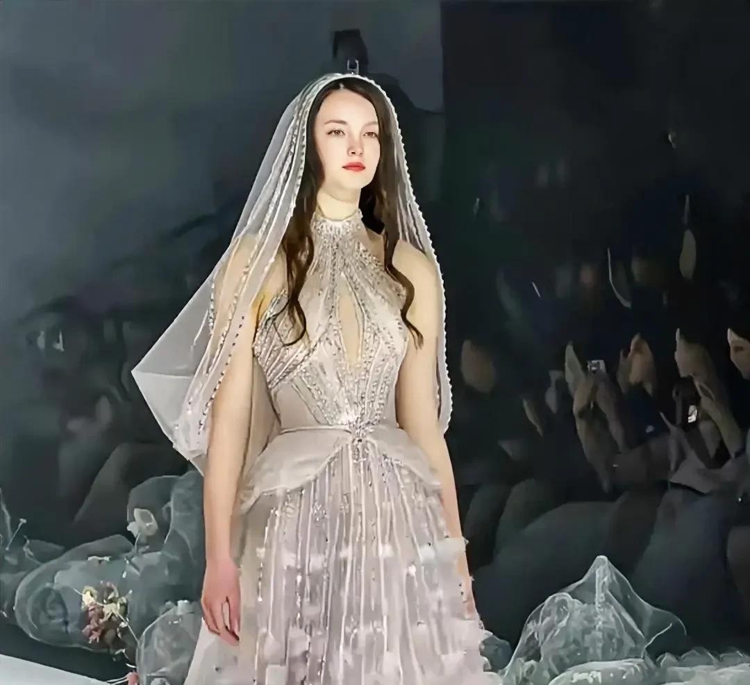 只有我审美和大家不一样么？
全网都在夸祝绪丹羽毛婚造型，形容她就像踩在云端的神女