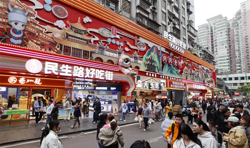 【清明小长假，贵阳网红街热闹非凡】4月6日，清明小长假最后一天，青云市集、民生路
