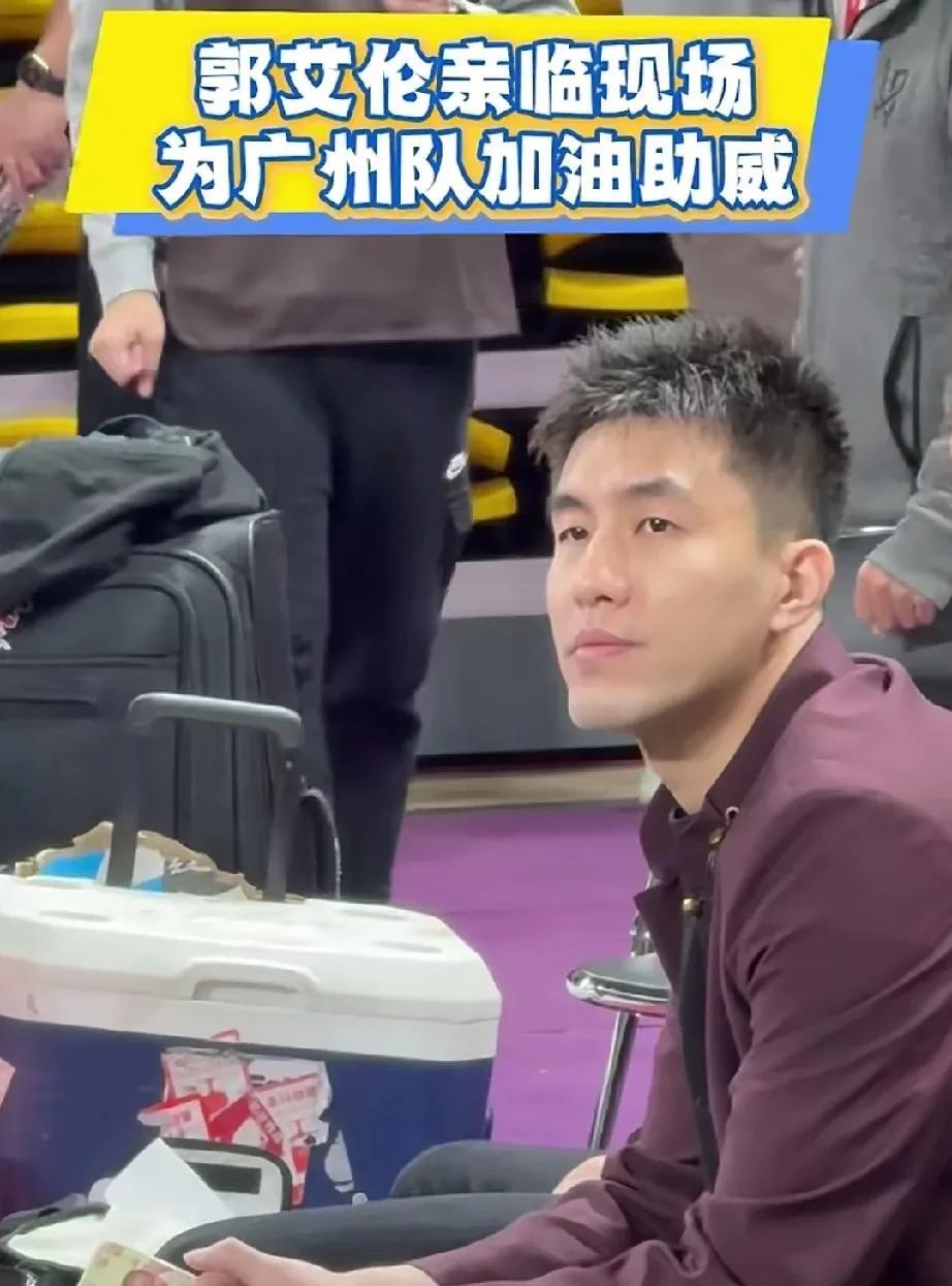 好消息！郭艾伦现身球场已无大碍
郭艾伦因为此前训练中被队友误伤眼睛，一度担心自己