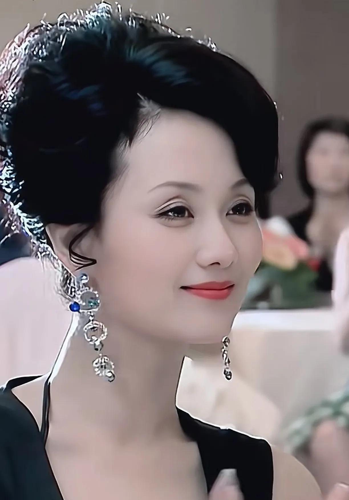 这位中年女演员是我心中的中年女星天花板，她就是李颖，特别喜欢她妩媚的容颜和曼妙的