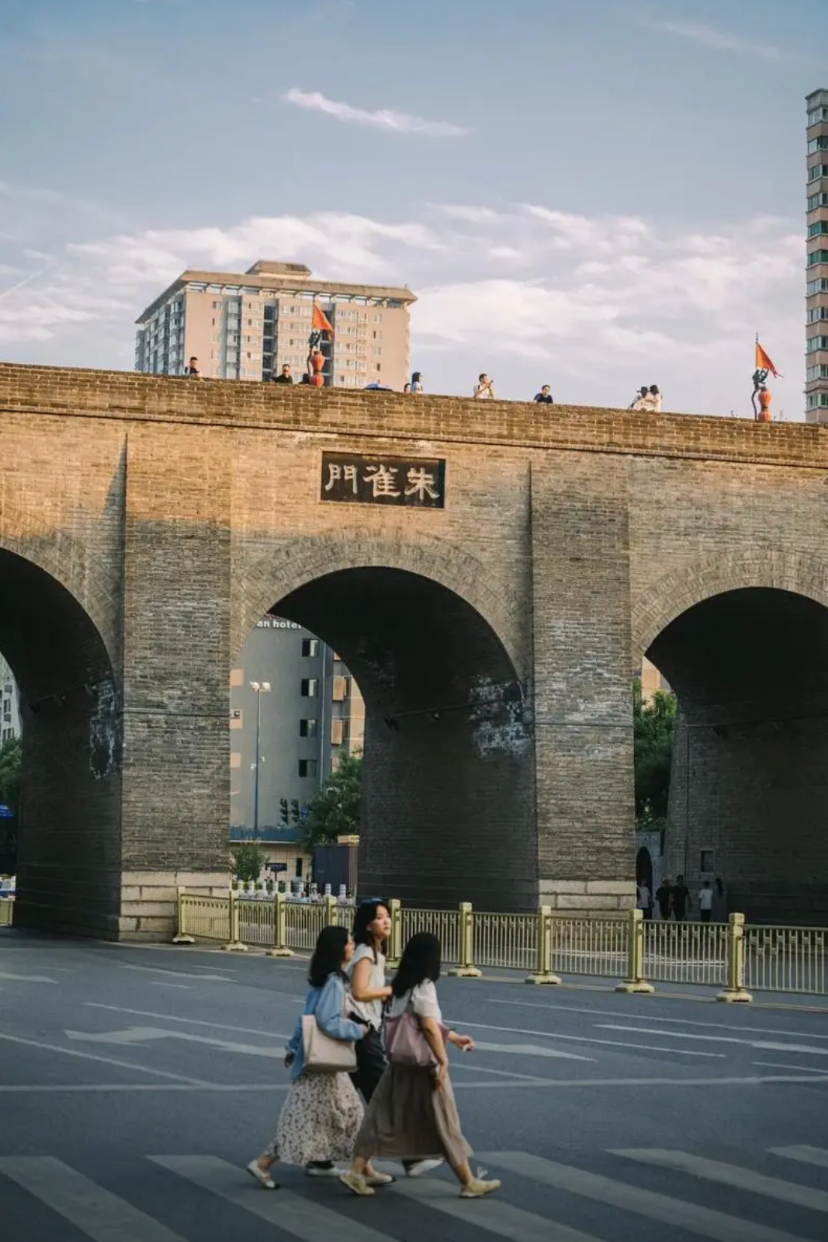 儿子今年高考，被西安的一所大学录取。同事笑话我说，好男儿志在四方，你也不让孩子去