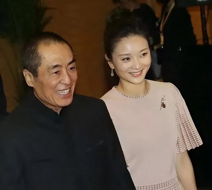 陈婷18岁就和张艺谋在一起了，因此有网友调侃说，张艺谋这是上天派过来保护陈婷的啊
