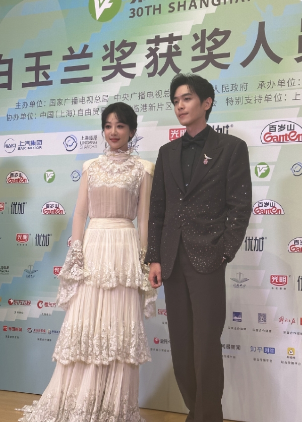 毫无意外！杨紫和张若昀是这届白玉兰中国电视节目海外推广大使