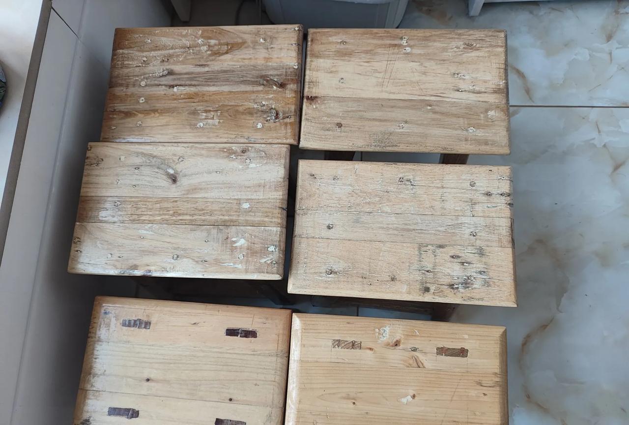 这样的木凳子现在已经不多了！
我邻居家的老哥哥，今年已经72岁，先前他爹是个木匠