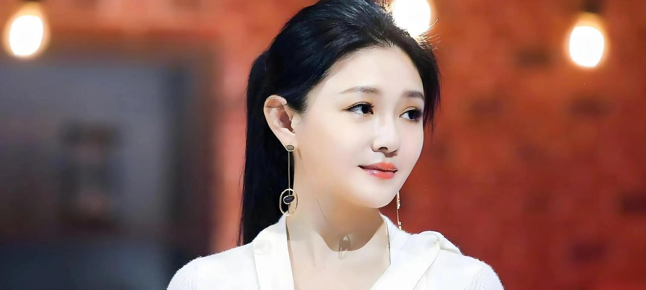 曲线要是在天上瞧见这一幕，
估计嘴角都忍不住上扬。
她走了还不到两个月，
家里就