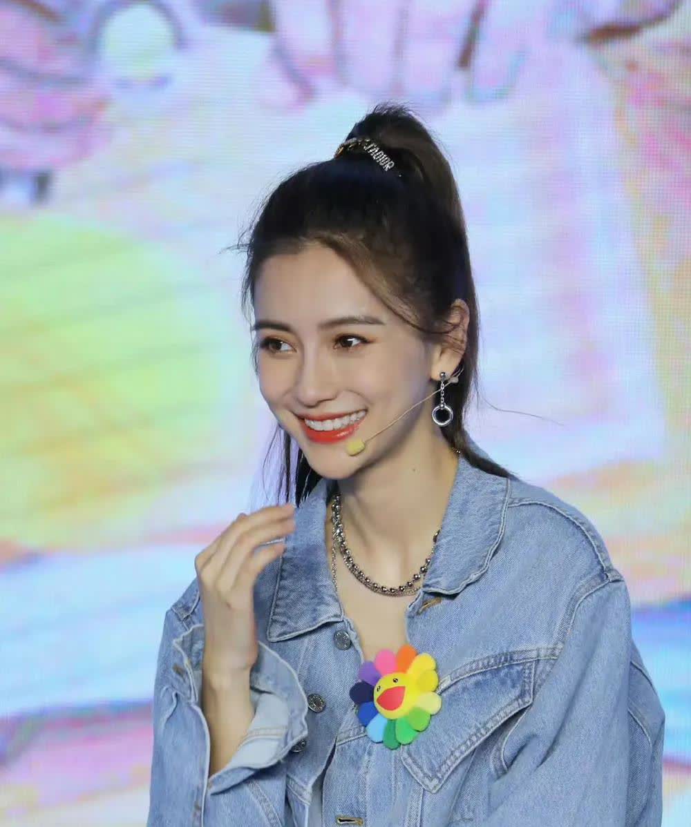 杨颖大腿好宽啊