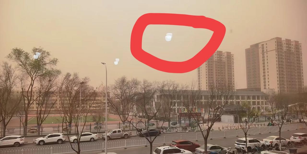 中午吃饭的时候，
宁夏的表姐拍了一张外面的照片，
太吓人了，原本以为最多会灰蒙蒙
