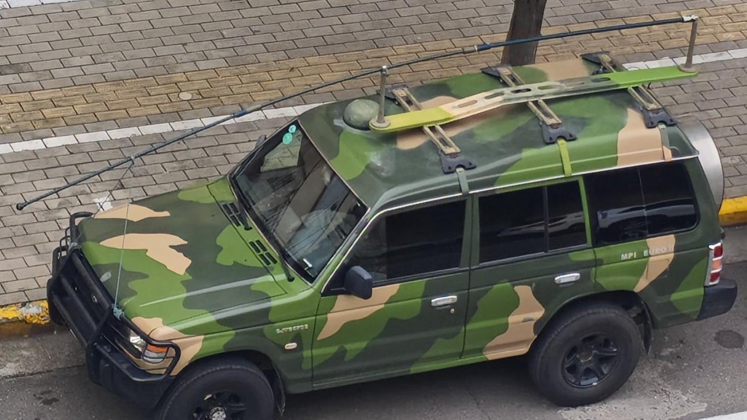 路边惊现超长天线越野车 市民纷纷驻足拍照猜测用途