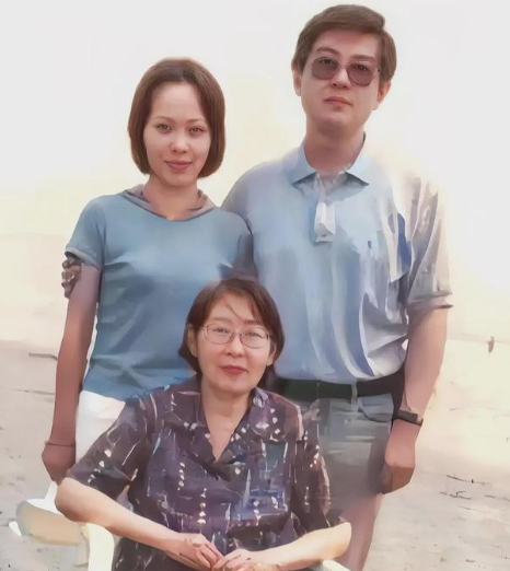晚年，李敏与儿子、儿媳的一张合影，儿媳的气质不凡！

在 2001 年，有这样一
