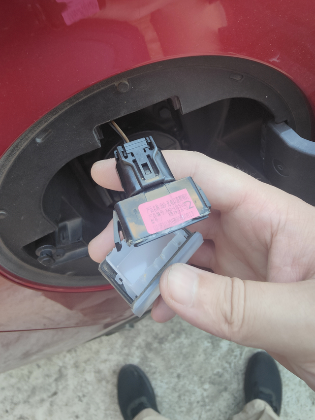 充电口灯莫名老化脱落才1年半
充电口灯早上发觉老化脱落了，先用ab胶水粘一下，才