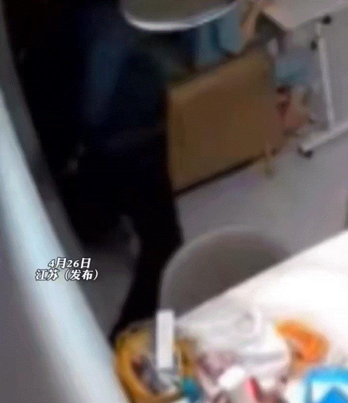 笑不活。大爷与老伴在家，大爷突然想了解一下天气情况，于是便询问了一下智能音响明天