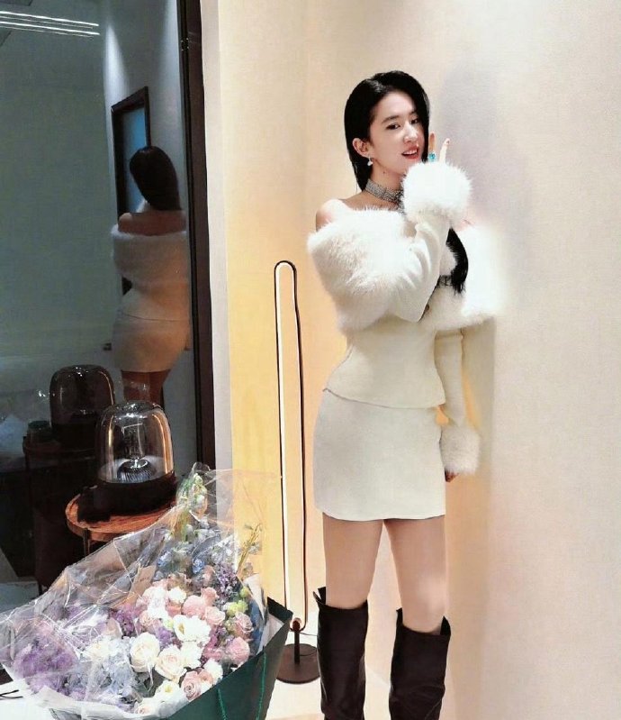 镜子里的刘亦菲身材真好！